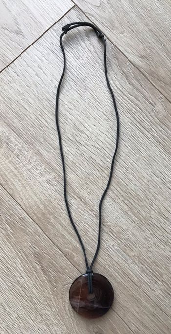 Collier avec pendentif en verre