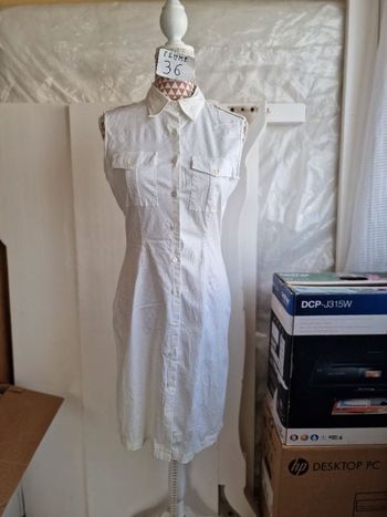 Robe, blanche, en très très bon état,en coton& elasthanne, longueur 91cm, marque Camaïeu =8€