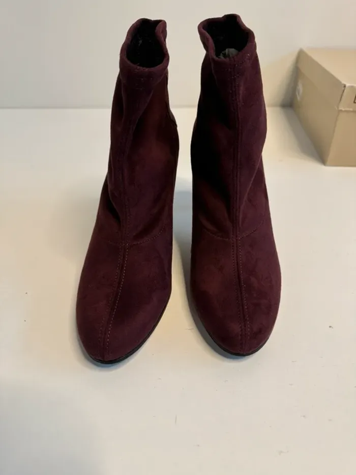 Belles bottines à talons Elizabeth Stuart couleur Bordeaux taille 38 neuves dans leur boîte. - photo numéro 9