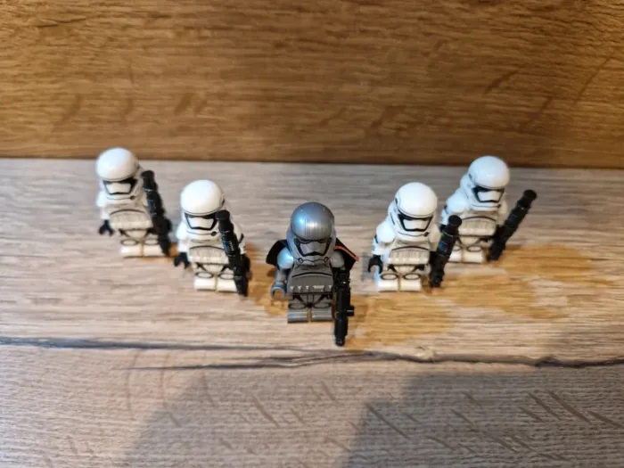 Figurines type lego Captain Phasma avec 4 stormtroopers star wars - photo numéro 5