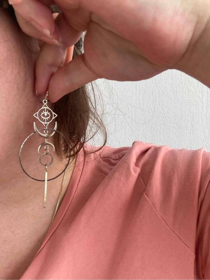 Boucles d’oreilles pendantes  NEUVES pour femme  pampilles forme de lune 🌙 couleur argenté - photo numéro 2