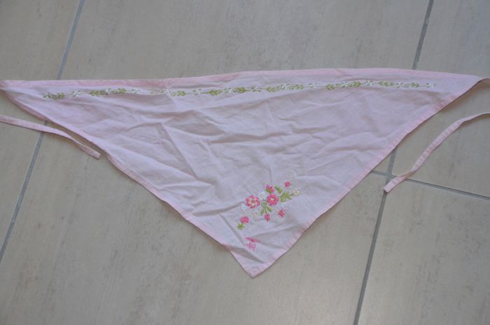 Fichu rose brodé