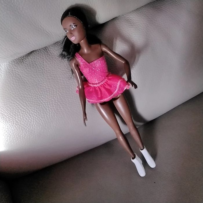 Barbie patineuse artistique avec tenue rose à paillettes