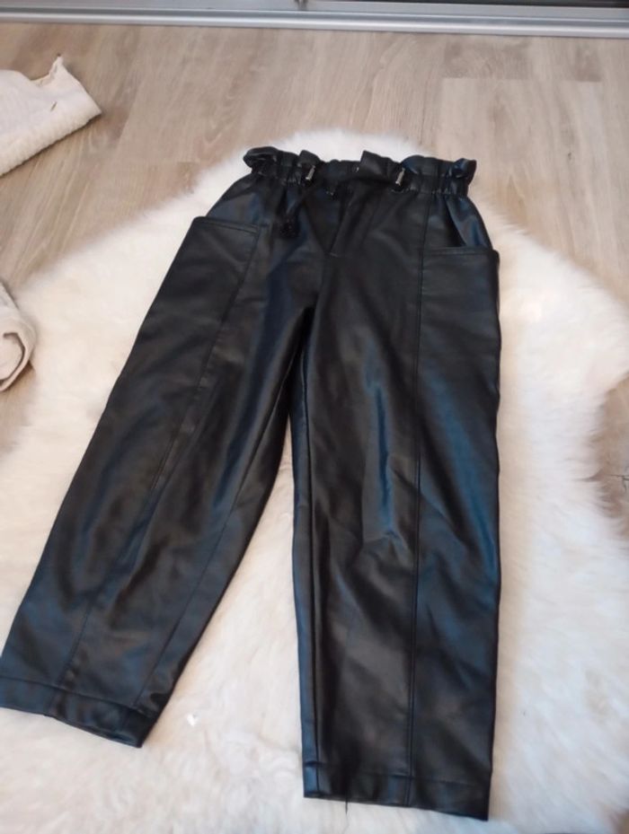 Pantalon simili cuir Zara fille noir 6 ans + gilet Okaïdi en cadeau - photo numéro 10
