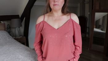 Blouse rose imprimée plumes épaules découvertes