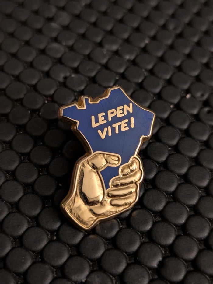 Rare Pin's politique Lepen Vite doré à l'or fin France