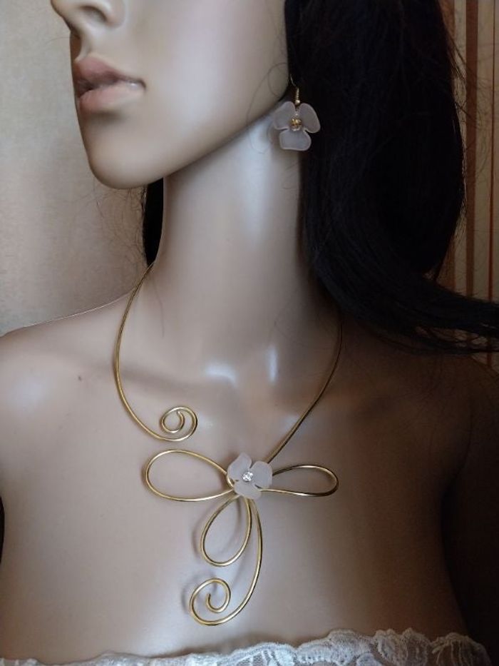 parure métal doré, fleur rose très pale avec un strass au centre idéale mariage