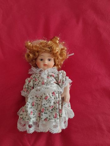 Mini bébé en porcelaine