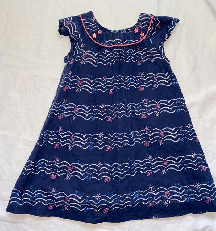 robe Sergent Major avec son bloomer la couleur des boutons au dos est un peu partie 18 mois