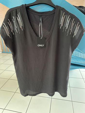 Tee shirt gris foncé / sequins épaule ONLY taille 36 col V NEUF