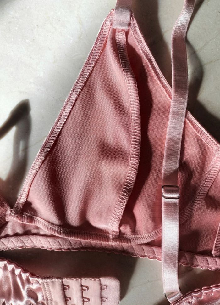Ensemble lingerie rose saumon brillant - triangle et string - photo numéro 3