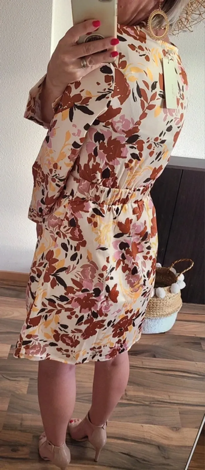 Robe fleurie - effet satinée - Neuve avec étiquette - Plusieurs tailles disponibles - photo numéro 5
