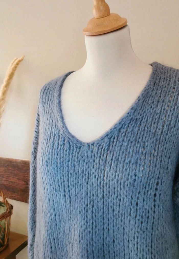 Pull bleu mohair col V - photo numéro 4