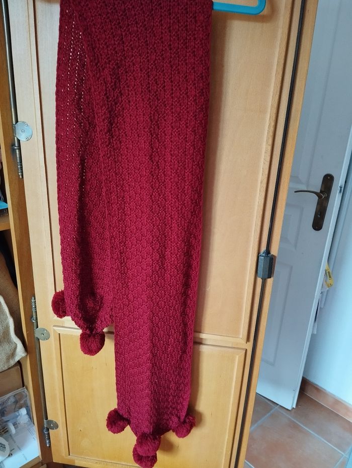 Écharpe bordeaux à pompons - photo numéro 2