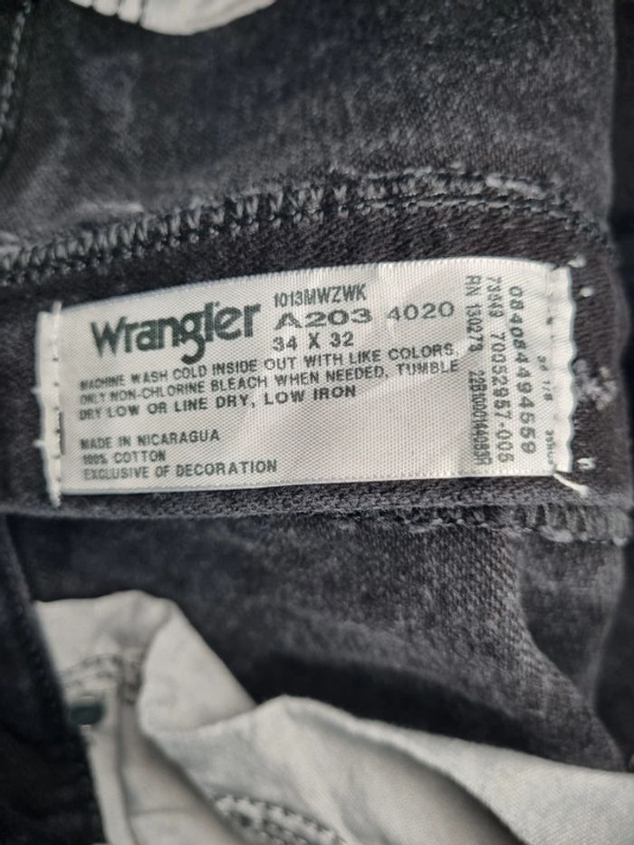 Jean Wrangler noir Taille 34x32 (mesures en photos) - photo numéro 8