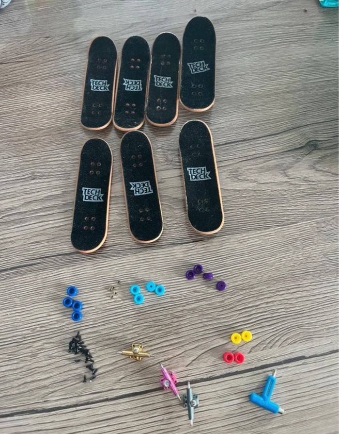 Lot 7 skates Tech Deck