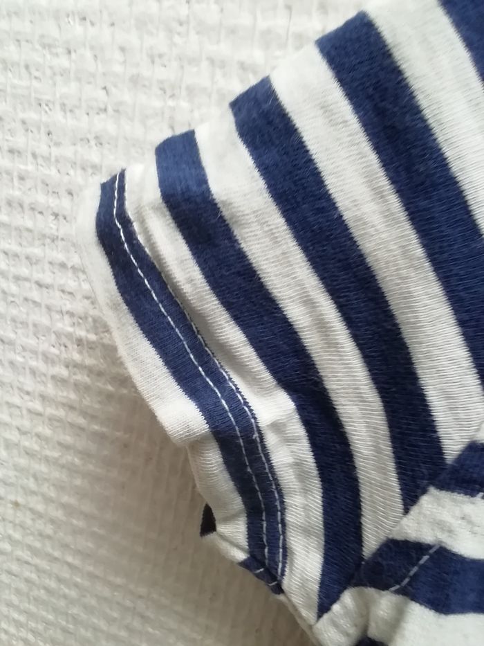 Vends t-shirt garçon été rayé bleu et blanc avec motifs sur le devant - photo numéro 3