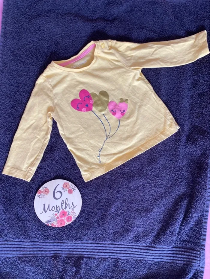 Tee shirt jaune avec cœurs 6 mois