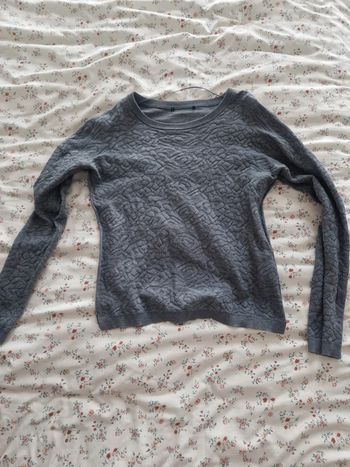Pull gris motif en relief