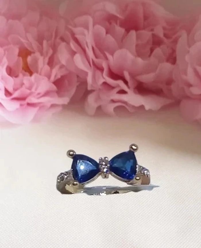 Bague Plaqué or avec un noeud en pierre bleue et strass taille 17 ou 54 - photo numéro 2