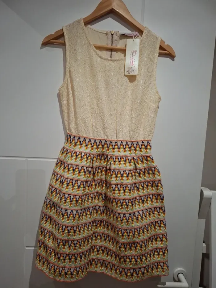 Jolie robe chic et colorée M - Neuve avec étiquette