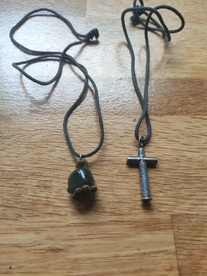 Collier croix argenté et pierre verte - photo numéro 3