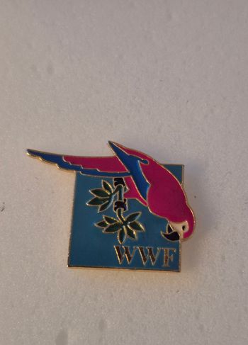 Pin's perroquet "WWF"
