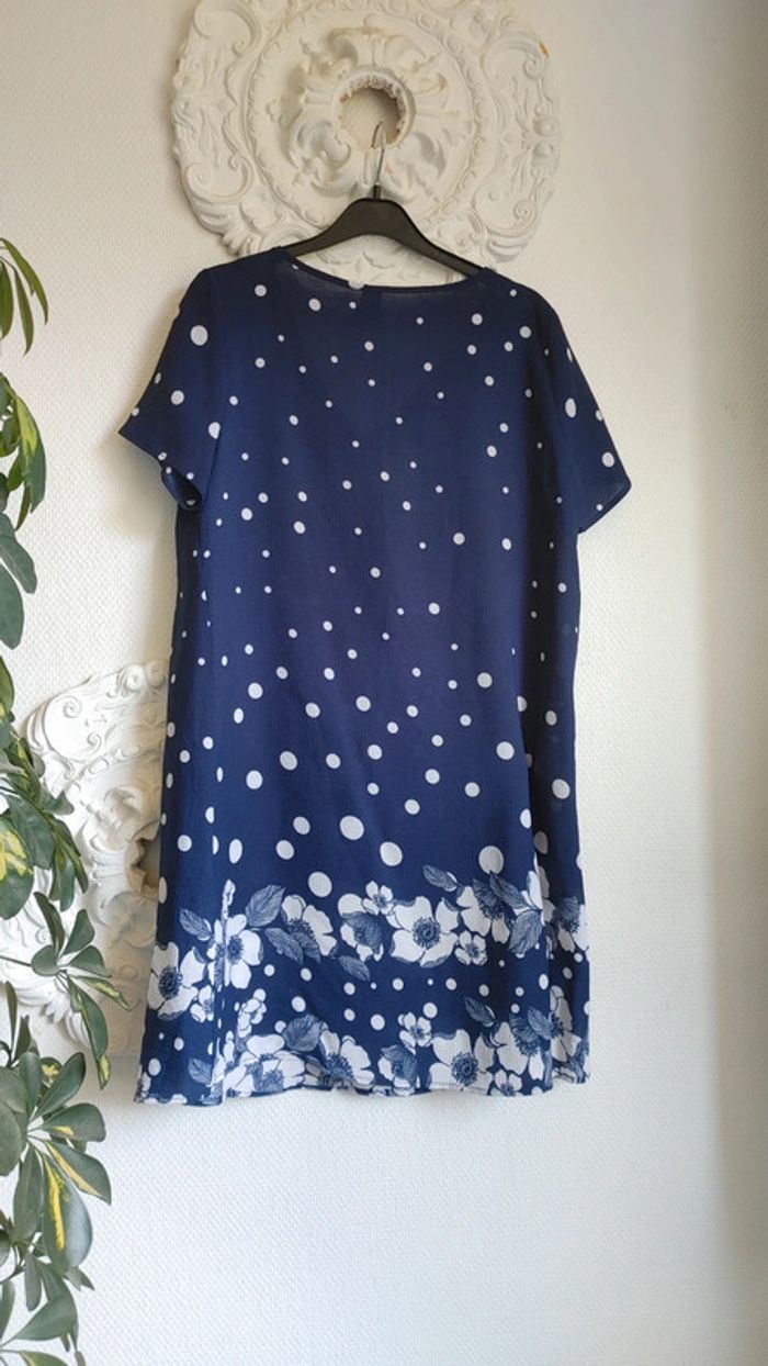 Petite robe bleue à motif fleur en très bon état très léger - photo numéro 3