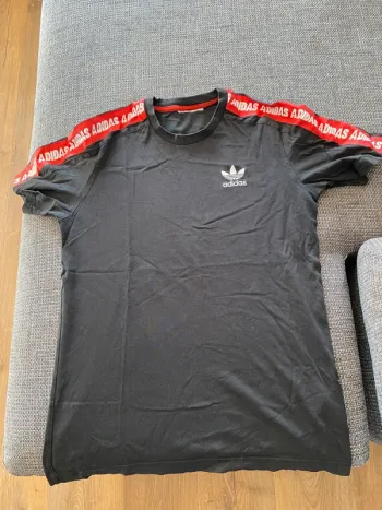 T-shirt Adidas Originals noir & rouge – Style vintage streetwear – Taille M