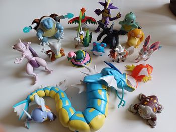 Lot de 17 grandes figurines Pokémon