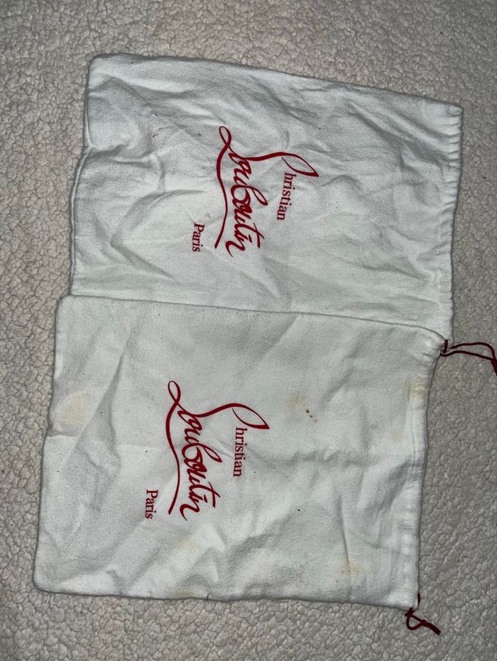Sac pochette chaussures Louboutin à nettoyer