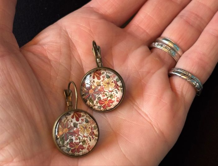 Boucles d’oreilles dormeuses fleuries