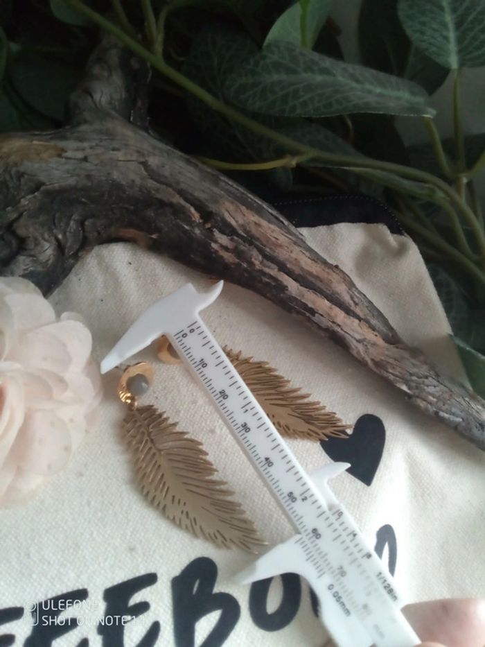 Boucles d'oreilles bohèmes plumes et pierres de labradorite - photo numéro 3