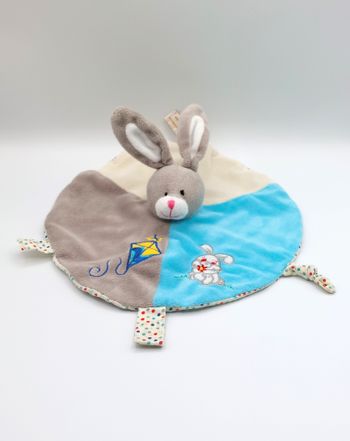 Doudou plat rond lapin bleu blanc gris RODADOU RODA tissu pois cerf-volant attache tétine