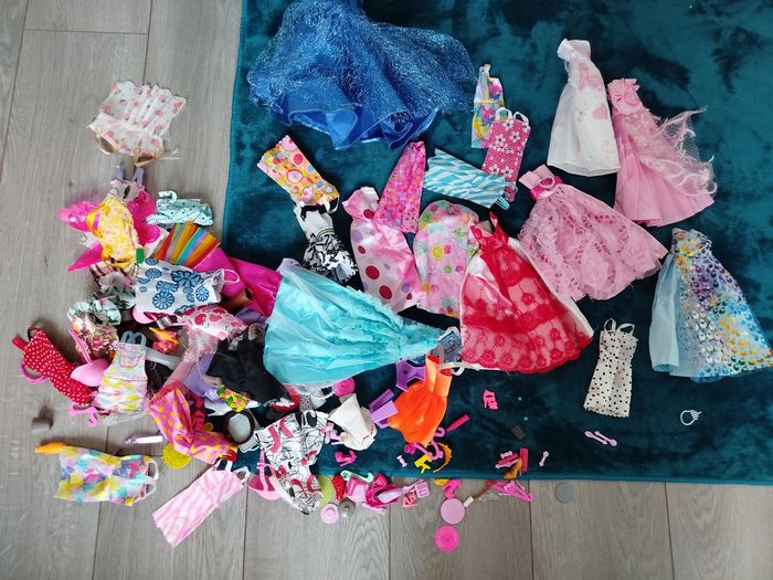 Lot barbie et vêtements - photo numéro 3