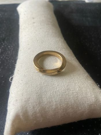 Anneau doré effet torsadé