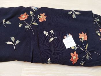 Coupon tissu polyester bleu marine à fleurs