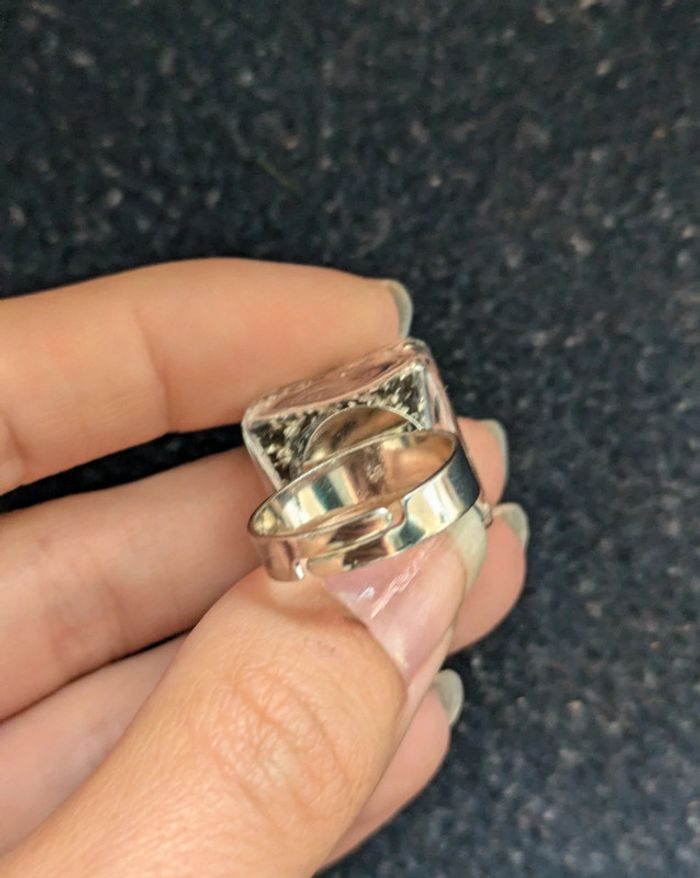 Bague en verre carrée style pylônes - photo numéro 3