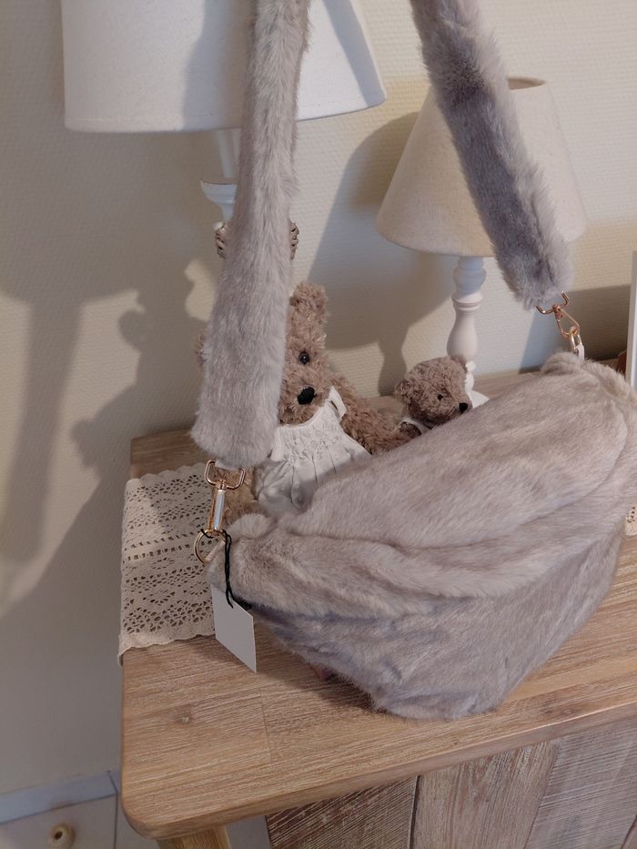 Grande banane en fourrure gris perle - photo numéro 3