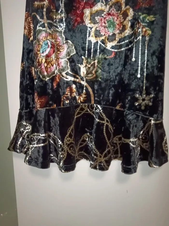 Robe velours noir avec des fleurs Taille S/M - photo numéro 2