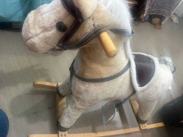 Cheval à bascule en peluche – poignée bois – selle et étriers – bon état - photo numéro 3