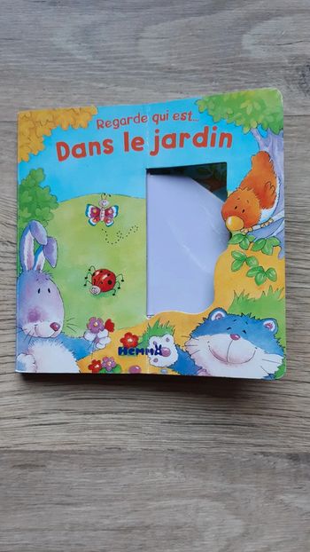 Livre qui est dans le jardin