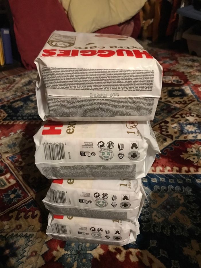 Neuf lot de 4 paquets de couches extra care  Huggies  taille 1 soit 104 couches - photo numéro 3