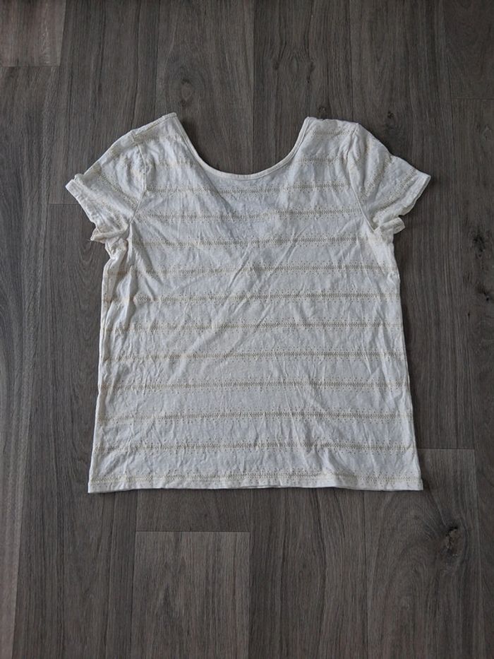 T-shirt ouvert dans le dos