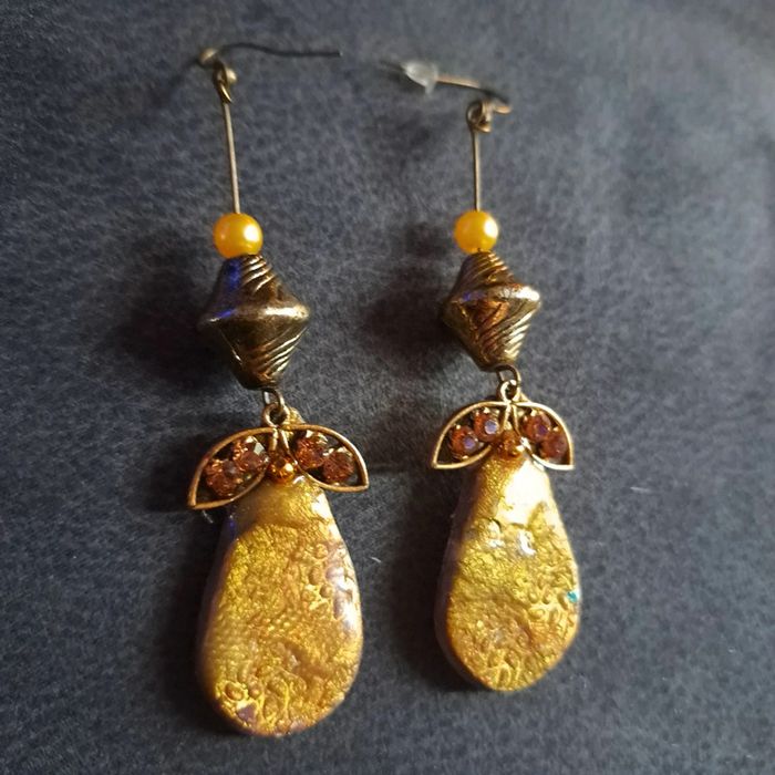Boucles d'oreilles pendante en résine et pâte polymere - photo numéro 9