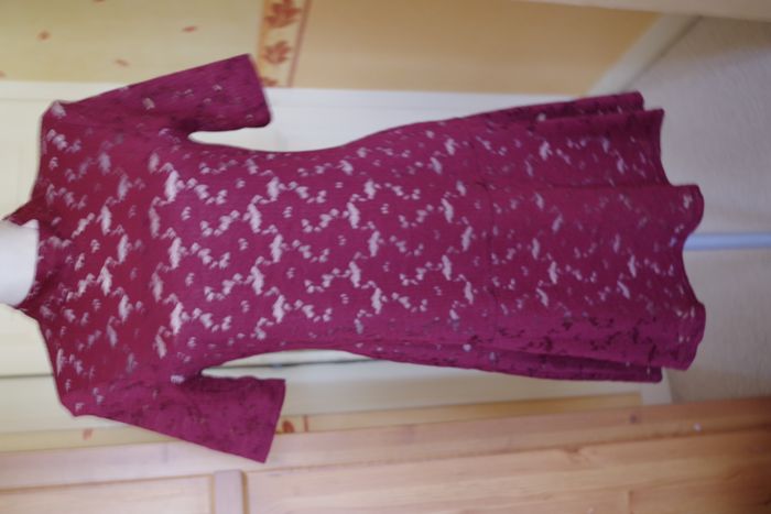 BCBG Max Azria Robe en dentelle TM – Bordeaux