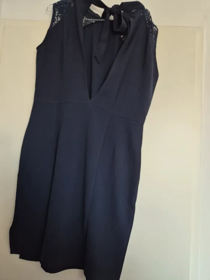 Robe de cocktail dos nu et dentelle bleu marine - photo numéro 3