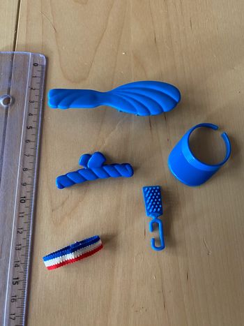 Barbie Mattel poupee accessoires bleu brosse visière casquette