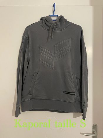 Sweat à manches longues à capuche gris motif devant Kaporal taille S