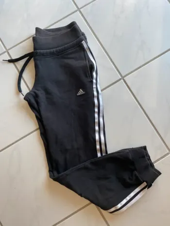 Jogging adidas femme noir – Taille 36 – Parfait état – Logo brodé bandes satinées